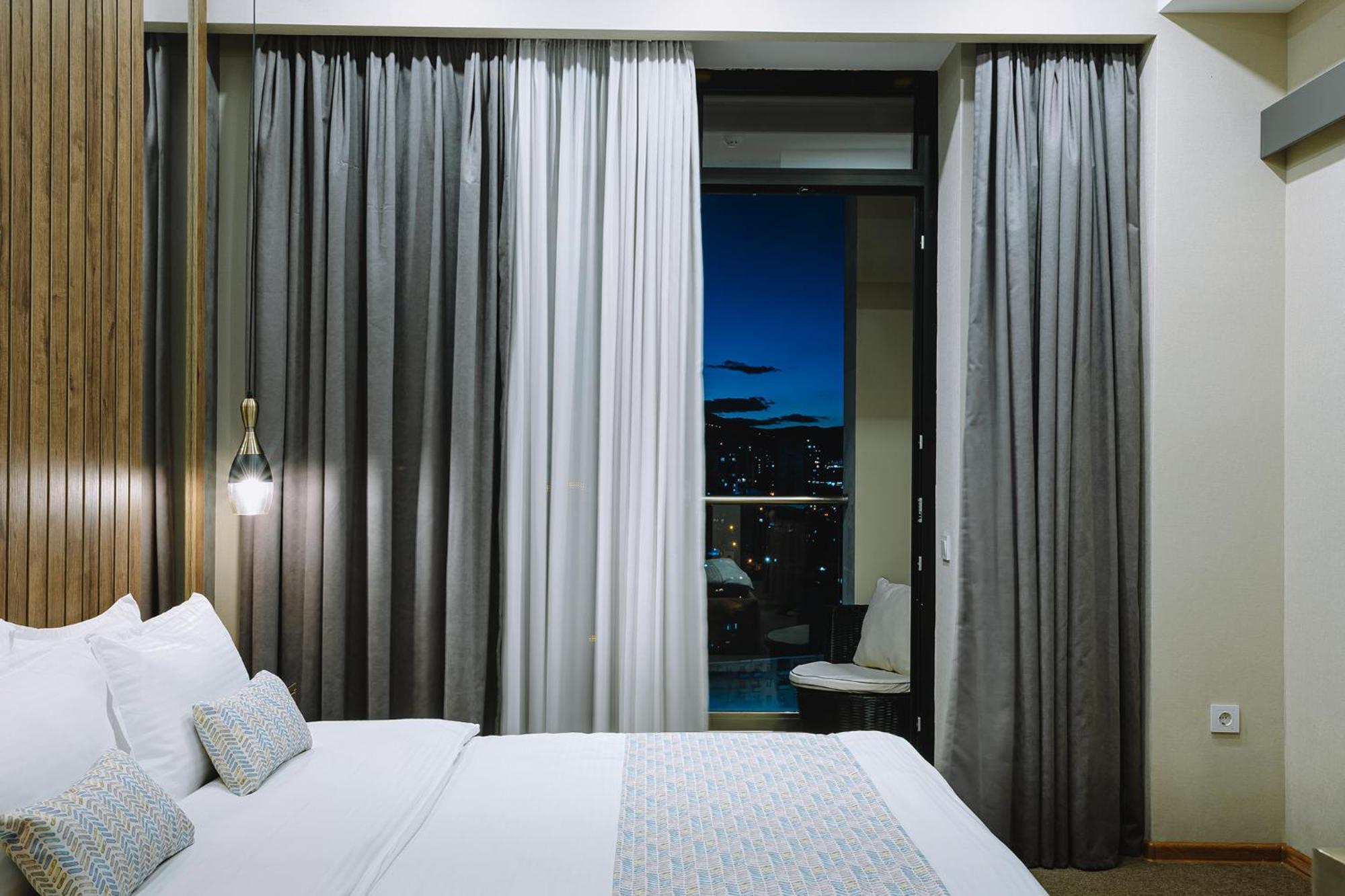Hotel Sky Station Tbilisi Esterno foto